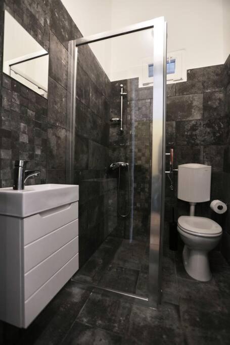 Unwind In Style W Sauna Dsgn 2Br Home Budapest Eksteriør billede
