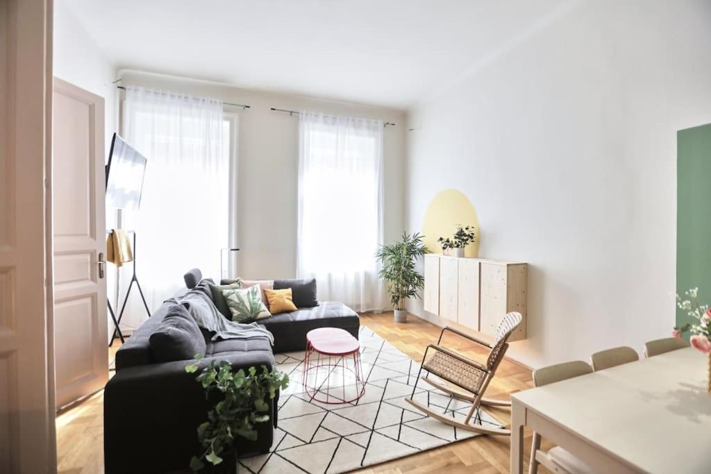 Unwind In Style W Sauna Dsgn 2Br Home Budapest Eksteriør billede