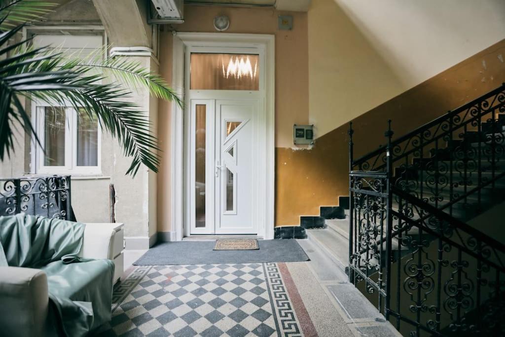 Unwind In Style W Sauna Dsgn 2Br Home Budapest Eksteriør billede