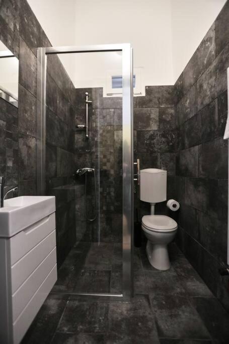 Unwind In Style W Sauna Dsgn 2Br Home Budapest Eksteriør billede