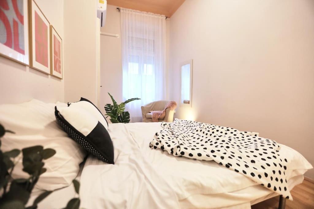 Unwind In Style W Sauna Dsgn 2Br Home Budapest Eksteriør billede