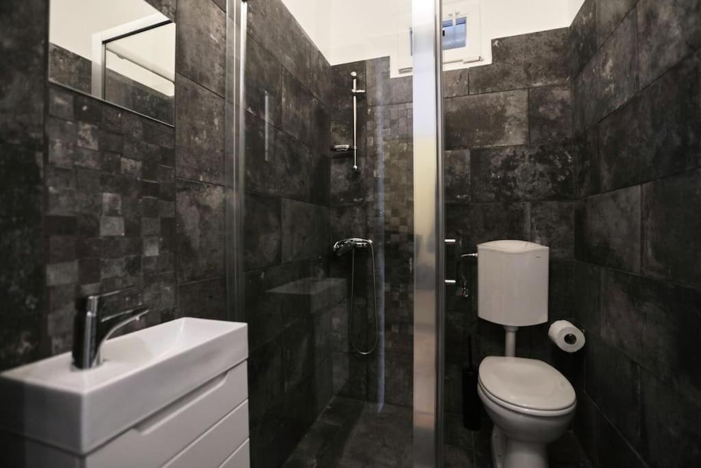 Unwind In Style W Sauna Dsgn 2Br Home Budapest Eksteriør billede