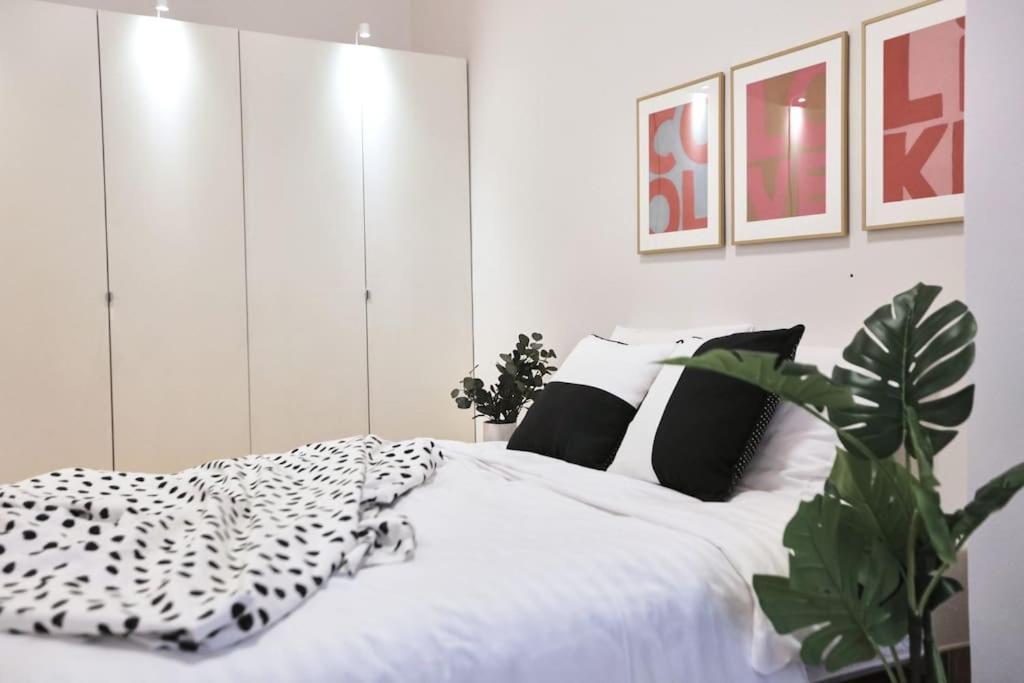 Unwind In Style W Sauna Dsgn 2Br Home Budapest Eksteriør billede