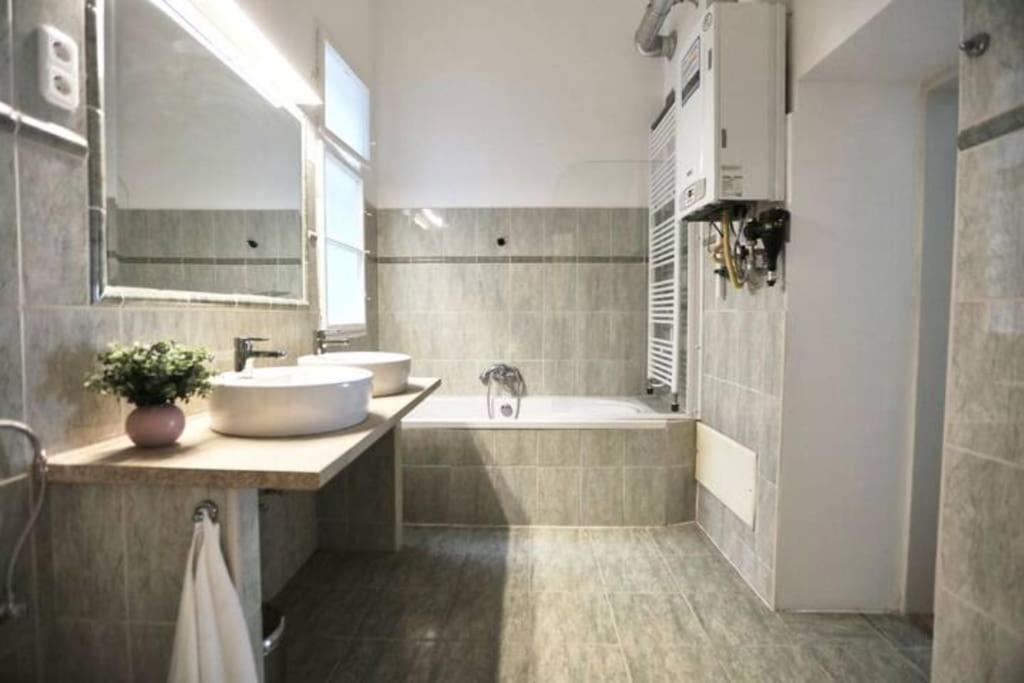 Unwind In Style W Sauna Dsgn 2Br Home Budapest Eksteriør billede