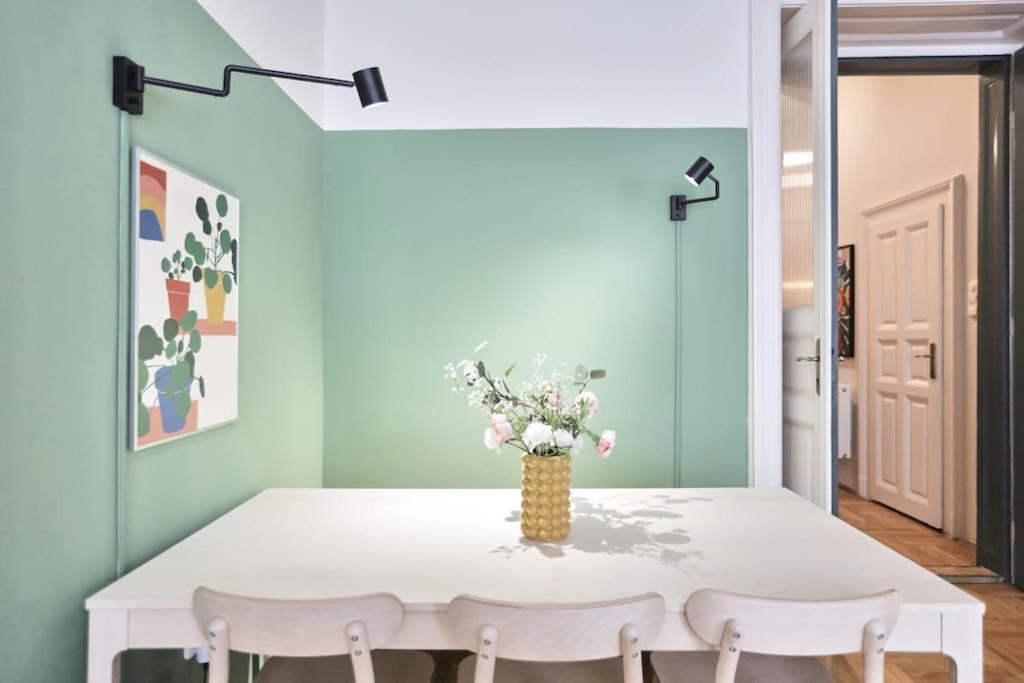 Unwind In Style W Sauna Dsgn 2Br Home Budapest Eksteriør billede