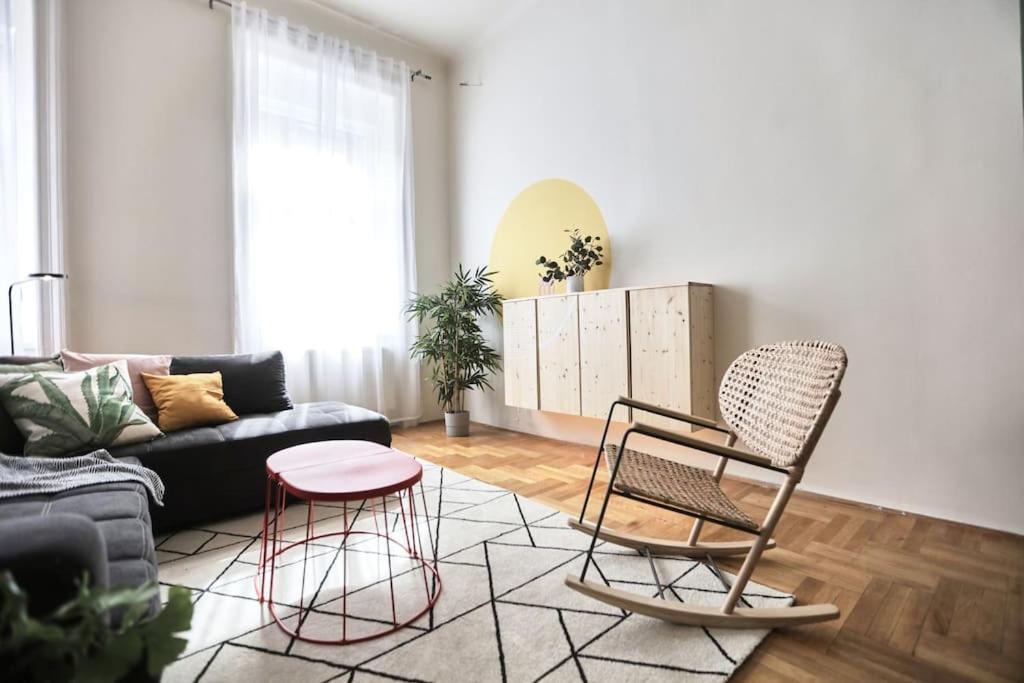 Unwind In Style W Sauna Dsgn 2Br Home Budapest Eksteriør billede
