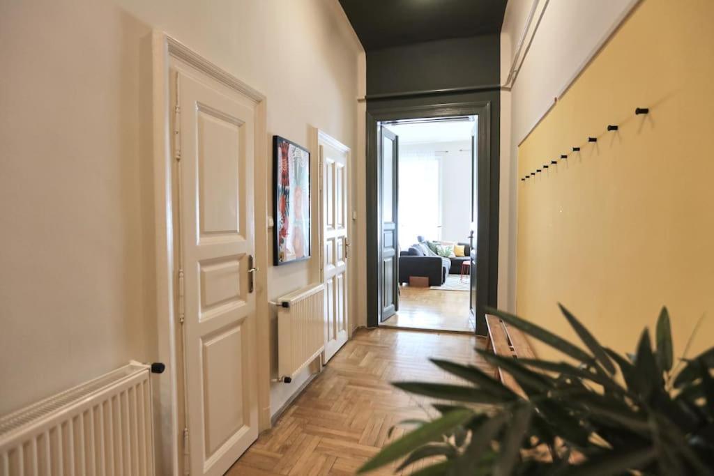 Unwind In Style W Sauna Dsgn 2Br Home Budapest Eksteriør billede